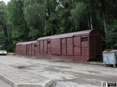 Кузова 2-х крытых вагонов, используемых в качестве склада, станция Моцкава (10.VIII.2013).jpg