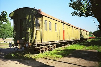 На переднем плане - собственно багажный вагон, на заднем - вагон постройки 1913 г.