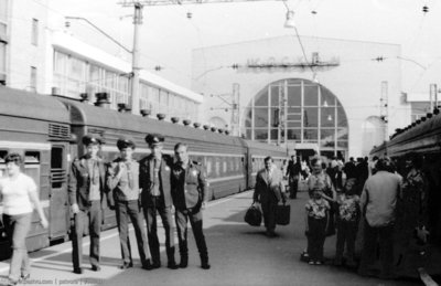 На перроне Ленинградского вокзала в Москве (снимок сделан между 1982−1983 годами).jpg