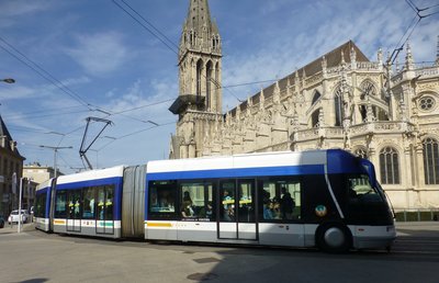 P1370195 Caen. Tram on tyres 18.9.14.JPG