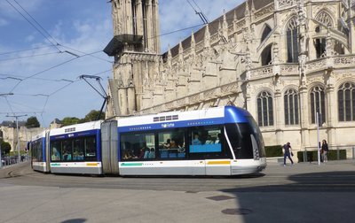 P1370199 Caen. Tram on tyres 18.9.14.JPG