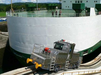 Panama_Canal_mule_04.jpg