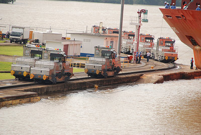 Panama_Canal_mule_03.jpg