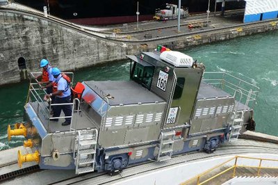 Panama_Canal_mule_02.jpg