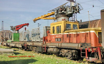 Дрез ДГку-2103, платформа с краном, ст Ярино1.JPG