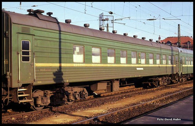 Советский плацкартный вагон № 014 3136 в составе поезда Брест - Эрфурт - Брест на станции Эрфурт-Главный, Германия (21.10.1990).jpg