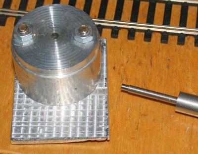 Простейшая пресс-форма: <br />- подложка из алюминиевой плашки толщиной 6 мм<br />- точеный массивный цилиндр с отверстием 3 мм<br />- 2 винта с гайками М4 стягивают все это воедино<br />- поршень, он же пуансон, диаметром 3 мм, сужающийся ступенькой до 2.5 мм.