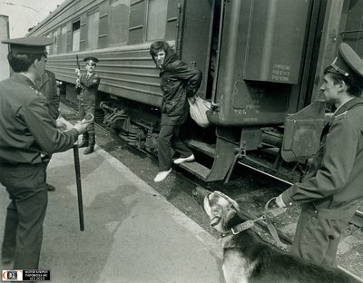 &quot;По этапу&quot;. Пересылка заключённых на ст. Карталы, Челябинская обл.<br />Автор: Егор Казаков (колл.) | Фото сделано в 1992 г.