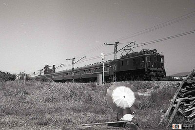 Электровоз ВЛ22-392 с пассажирским поездом, окрестности ст. Адлер 1963.jpg