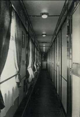 общий вид коридора мягкого вагона, 1954 год.jpg