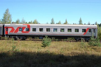 Вагон 001 35970. Один из двух вагонов пригородного поезда Дно — Псков 7 сентября 2014 года на перегоне Кеб — Берёзки. Автор: Юрий Киселёв.