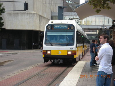 800px-DART_Blue_Line_in_Pearl_Station.JPG