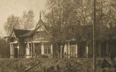 Ливберзе. Железнодорожная станция на линии Тукумс II - Елгава, ранее являвшейся частью Московско-Виндавской железной дороги. Была открыта в 1904 году, как станция IV класса Ливенберзен, расположенная неподалёку от имения барона П.Фиркса «Ливен-Берзен».