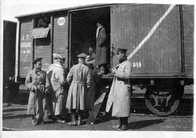 Пленные немецкие офицеры покидают лагерь в Хабаровске. 1918 г