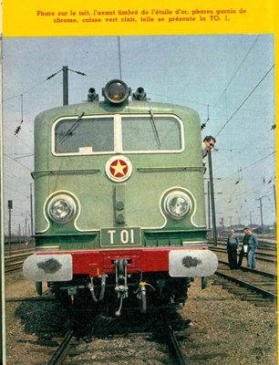 Подпись к фото: &quot;Особенности облика локомотива Т 01: наличие верхнего прожектора, золотая звезда спереди, хромированные буферные фонари, кузов светло-зеленого цвета.&quot;