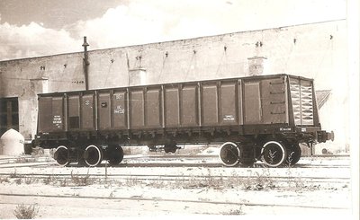 A Szovjet Vasutaknak készült magas oldalfalú buktatható teherkocsi a Magyar Vagon- és Gépgyár udvarán, Győr 1949.<br />Kép : RÁBA múzeum / Németh Vilmos