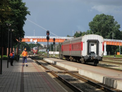 Показался из-за поворота.