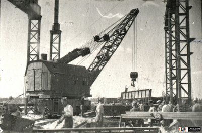 Паровой кран на железнодорожном ходу на строительстве Челябинского металлургического комбината.jpg