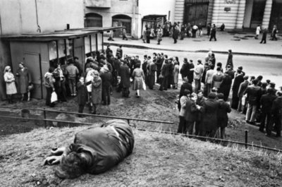 podgorkov-queue-for-beer-1970s.jpg