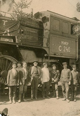 Локомотив поезда С-240 делегатов II конгресса Коминтерна и бригада, обслуживавшая его.Не ранее 17 июля 1920 г. Не позднее 7 августа 1920.jpg