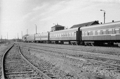 Тепловоз ТЭП60 с пассажирским поездом ТаллТаллин - Вильянди на станции Выхма, Эстонская ССР (фото сделано в апреле 1975 года).jpg
