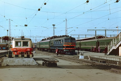 ТЭП10-335 АС1А-103 ст. Харьков-Пасс. 04.1984.jpg