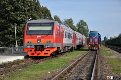 Дизель-электропоезд ДТ1-003, тепловоз ТЭМ2-5127 на станции Пестово.jpg