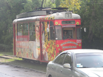 Сумрачный готический трамвай с рекламой сурового русского кваса