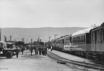 ВВывод советских войск из Австрии 1955 год. Куча различных трофейных вагонов в одном составе 1-е фото. На 2-м фото хорошо видны приписка вагона -Львовская жд и герб СССР.jpg