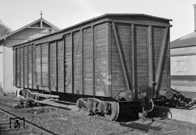 Diesen vierachsigen G-Wagen russischer Bauart brachte der Krieg bis ins Rheinland und wurde in Köln-Bocklemünd aufgefunden- 03.1953.jpg