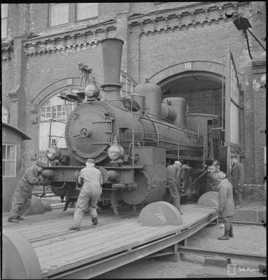 15 марта 1943 года первый локомотив был передан со станции Выборга в ремонтную мастерскую, которая теперь возобновила работу.<br />Выборг 15.03.1943