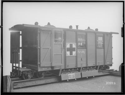 fotografie-vierachsiger-sanitaets-feldbahn-personenwagen-tuer-geoeffnet-1918-13712.jpg