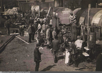 2-осн. цистерны Александровск.ЖД Москва 01.05.1920.jpg