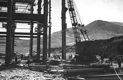 1941 июль. Строительство БМЗ Кран Январец ставит последнюю колонну по оси А