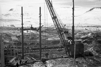 1942 8 мая. Установка 1й колонны на рудном дворе