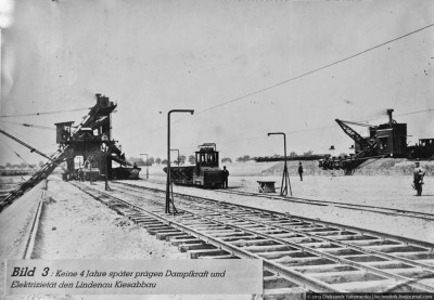Лёйпциг. ото 1906 года. На фото виден электрический локомотив с вагонетками и пара многоковшовых экскаваторов на месте добычи гальки..jpg
