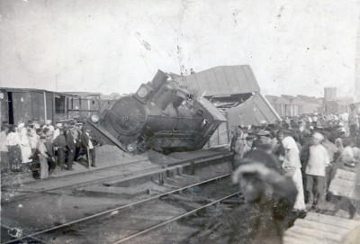 Крушение поезда на станции Тихорецкой возле механической будки. 1906 год.jpg