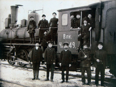 Группа железнодорожных служащих на станции Тихорецкой. 1912 год..jpg