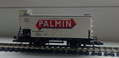 Palmin Wärmeschutzwagen<br /><br />Данный вагон использовался этой фирмой для перевозки маргарина и пищевых жиров фирмы доктора Шлинкса. Эта фирма нанимала этот вагон специально для своих нужд .<br /><br />На моей фотографии представлена клубная модель,выпущенная фирмой tillig в 2007 году.<br /><br />Примечательно то,что данная модель была выпущена tillig совместно с фирмой PSK Modellbouw.