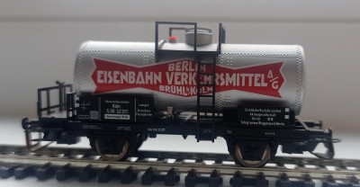 Eisenbahn Verkehrsmittel AG (EVA)<br /><br /><br />Компания была основана 24.11.1899 г. в результате поглощения Deutsche Waggon-Leihanstalt G. m. b. H,  как акционерное общество немецкой вагоностроительной компании. Компания обратилась к неизвестному до этого в Германии направлению промышленности. По случаю открытия вагоностроительного завода Wagenbau A-G. Wismar , в 1917 году компания была переименована в &quot;Eisenbahn-Verkehrsmittel A-G.&quot;, сокращенно &quot;EVA&quot;. Штаб-квартира компании переехала из Берлина в Дюссельдорф в 1948 году.