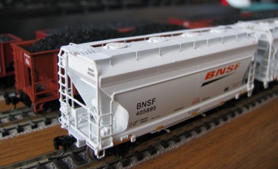 Крытый вагон хоппер ACF 2970 2-Bay Centerflow Hopper. Принадлежность к дороге BNSF, в современной раскраске. Производитель модели Athearn. Металл, травленка.