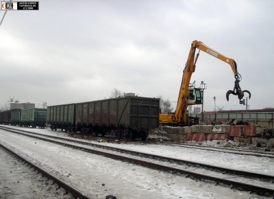 Погрузка металлолома в полувагоны, ст. Стройка, Россия/Московская обл.<br />Автор: ☆ Kela ☆ | Фото сделано 2.II.2008, опубликовано 6.II.2008.