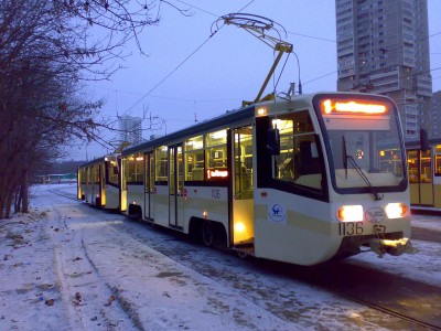 Система из двух вагонов КТМ619А на к/ст. улица Академика Янгеля ранним зимним утром.