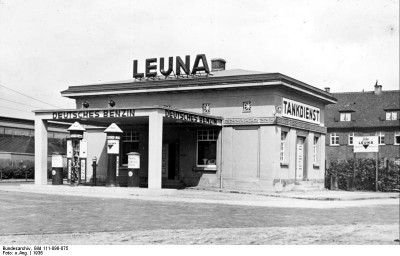 Bundesarchiv_Bild_111-098-075__Leuna-Tankstelle.jpg