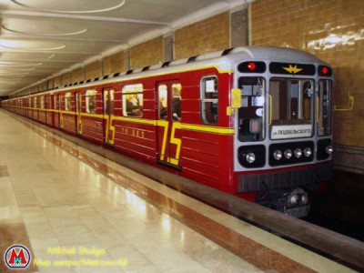 Метро поезд из вагонов 81.717/714 в честь 75 летия красной стрелы.