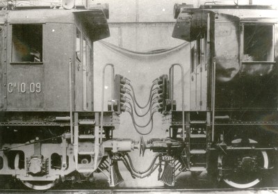 Испытания совместимости итальянских и американских сурамцев для работы по СМЕ. Си10-09 и С10 сцепленые между собой. ноябрь 1933 г. Соединение потребовало всего 5 минут и сцепка успешно прошла испытания.<br />Снимок из коллекции И. Андреева