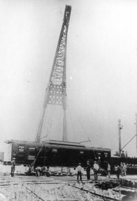 Погрузка Си10-10 в порту на советское судно 'Волголес'. 1933 г.