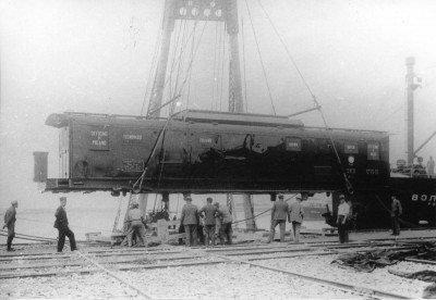 Погрузка Си10-10 в порту на советское судно 'Волголес'. 1933 г.