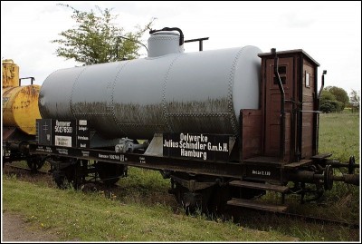 Kesselwagen mit Bremserhaus der Oelwerke Julius Schindler GmbH Hamburg Museumsbahn Schönberger Strand.jpg