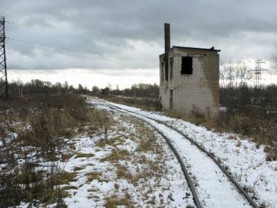 Бывший пробоотборник. Рядом два знака: &quot;поднять нож, закрыть крылья&quot; и &quot;опустить нож, открыть крылья&quot; для снегоочистителей.